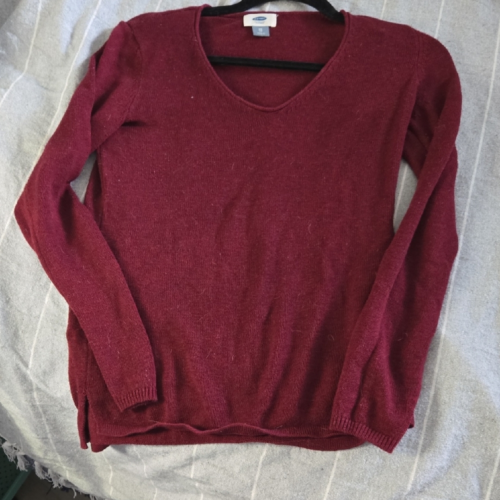 Old Navy Women's V-Neck Sweater in Burgundy